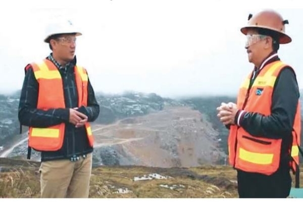 Ade Mulya presenter The Nations Metro Tv sedang mewawancarai Tony Wenas selaku Direktur Utama PTFI (Kanan)