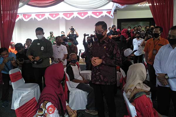 Menteri Sosial Juliari P Batubara berbincang dengan warga penerima bantuan sosial tunai tahap II, di Bandung, Rabu (5/8), kemarin.