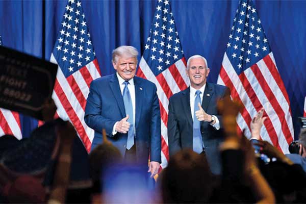 Presiden AS Donald Trump (Kiri) dan Wakil Presiden Mike Pence menyapa pendukung mereka 