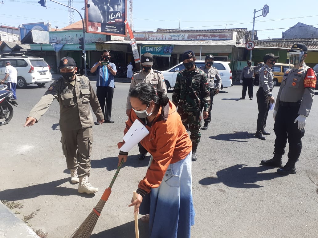 Sejumlah  warga terjaring razia masker petugas gabungan di kawasan Pasar Krembung Kabupaten Sidoarjo, Sabtu (22/8).