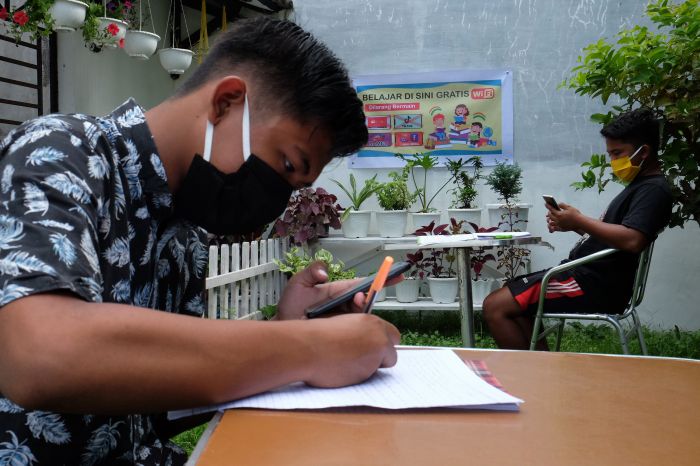 Siswa belajar jarak jauh dengan menggunakan smartphone