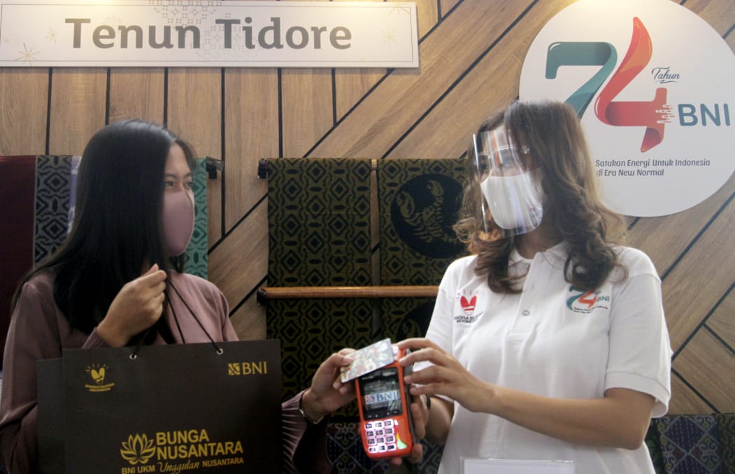 Konsumen bertransaksi menggunakan EDC BNI.