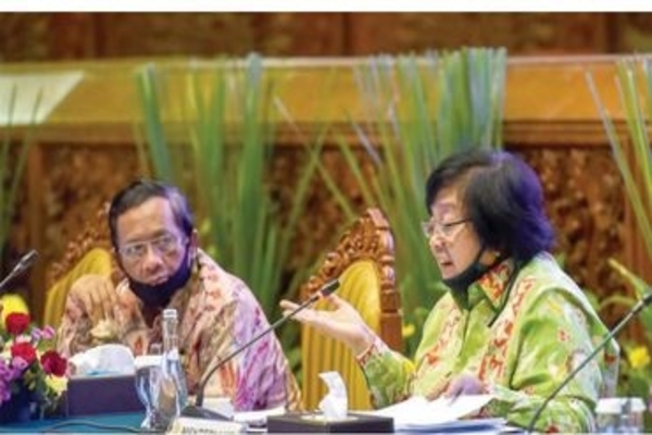 Menteri Lingkungan Hidup dan Kehutanan Siti Nurbaya bersama Menteri Koordinator Bidang Politik, Hukum, dan Keamanan Mahfud MD, Jakarta (2/7)