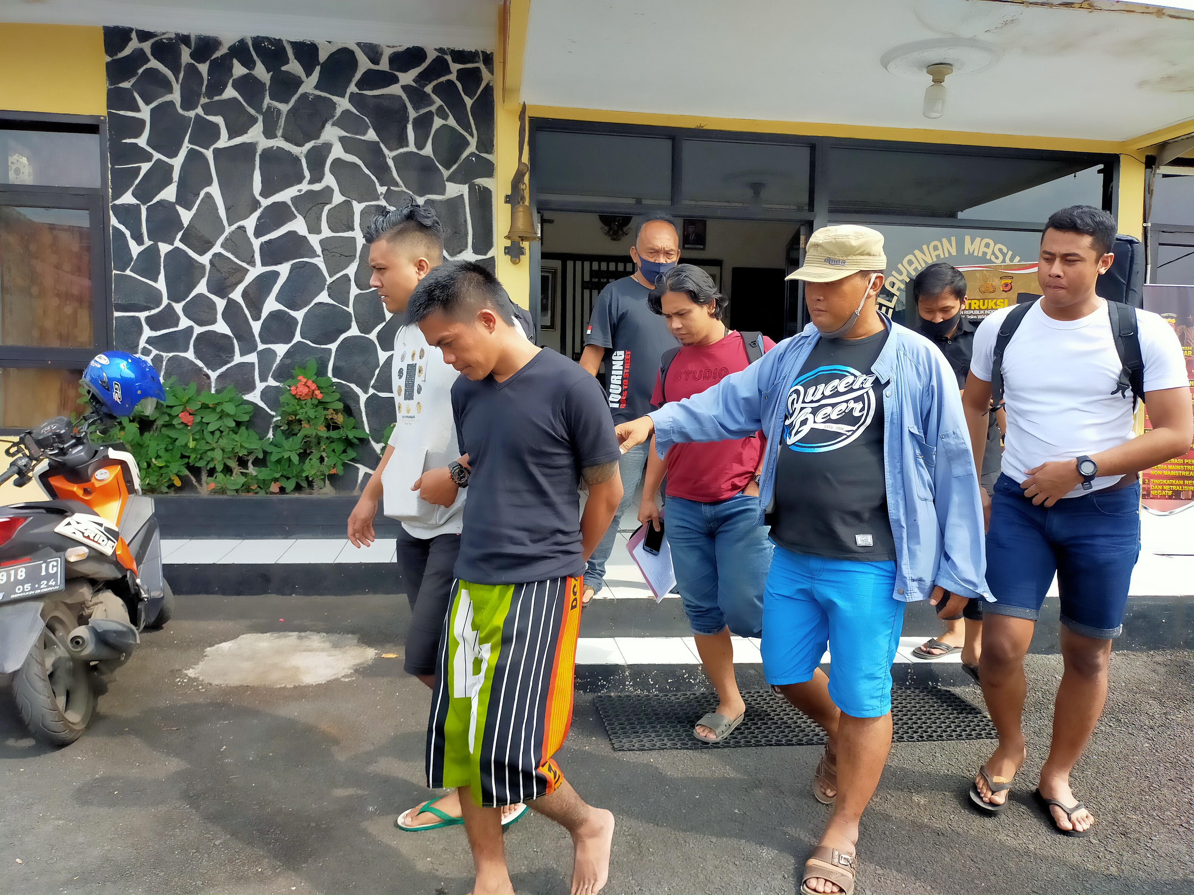 AS, 30,warga Kampung Dadali Lebak, Kota Bogor, anggota genk motor ditangkap di Tasikmalaya setelah menjarah dengan kekerasan.