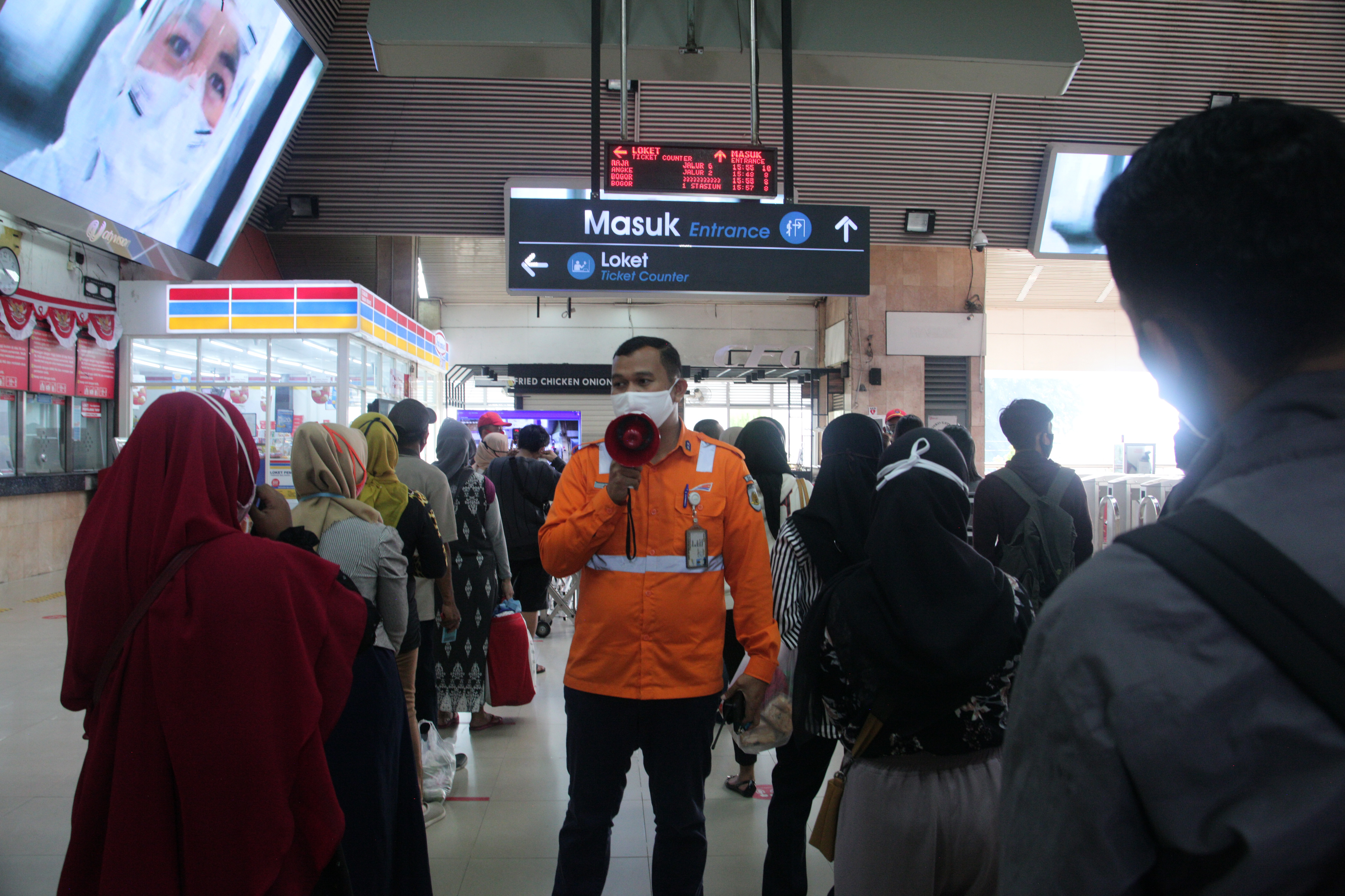 Petugas mengimbau penumpang KRL untuk menjaga jarak saat mengantre masuk di Stasiun Tanah Abang Senin (10/8), saat jam pulang kantor