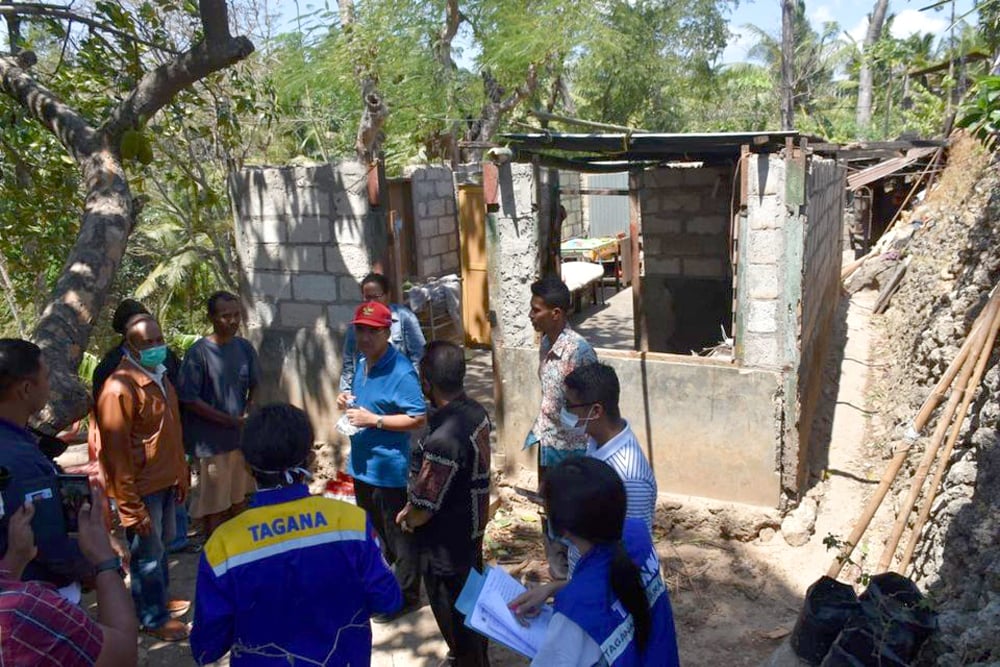 Sedikitnya 62 rumah yang tersebar di 22 kelurahan di Kota Kupang, NTT porak-poranda akibat diterjang angin kencang.