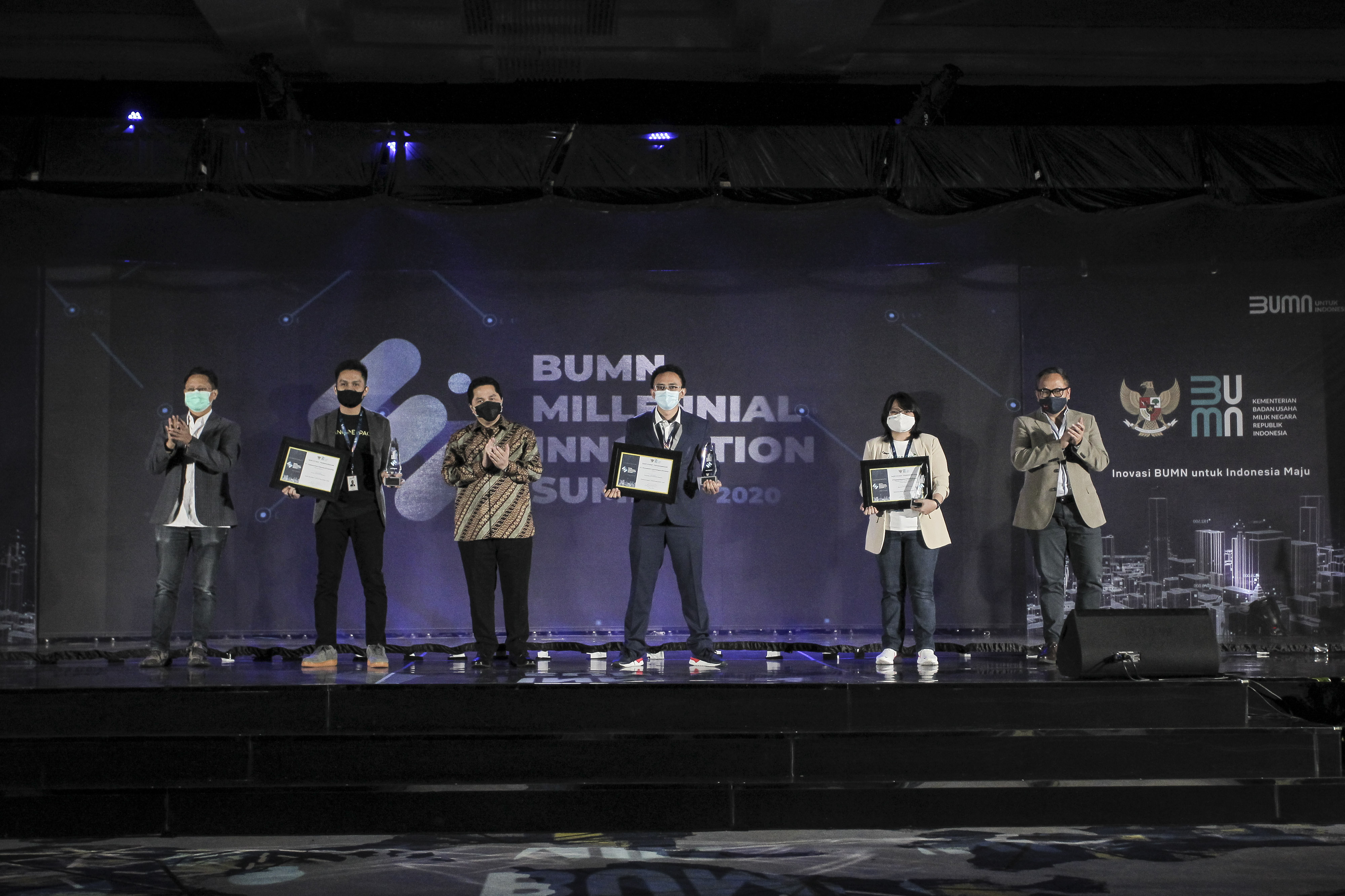 Menteri BUMN  Erick Thohir (ketiga kiri)  berfoto dengan para  pemenang Millennial Innovation Summit 2020 di Jakarta.