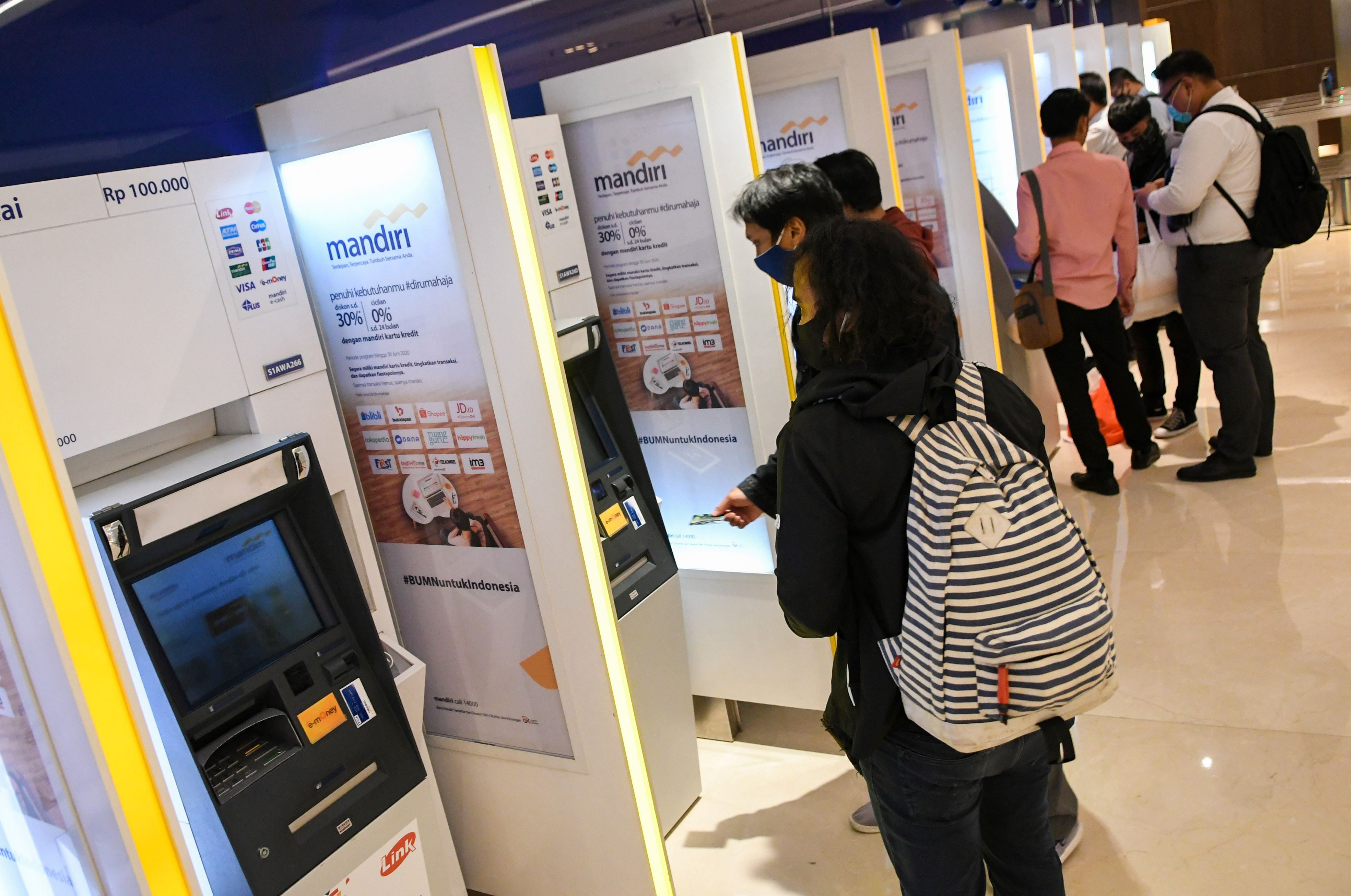 Ilustrasi--Nasabah bertransaksi di anjungan tunai mandiri (ATM) Bank Mandiri, Jakarta.