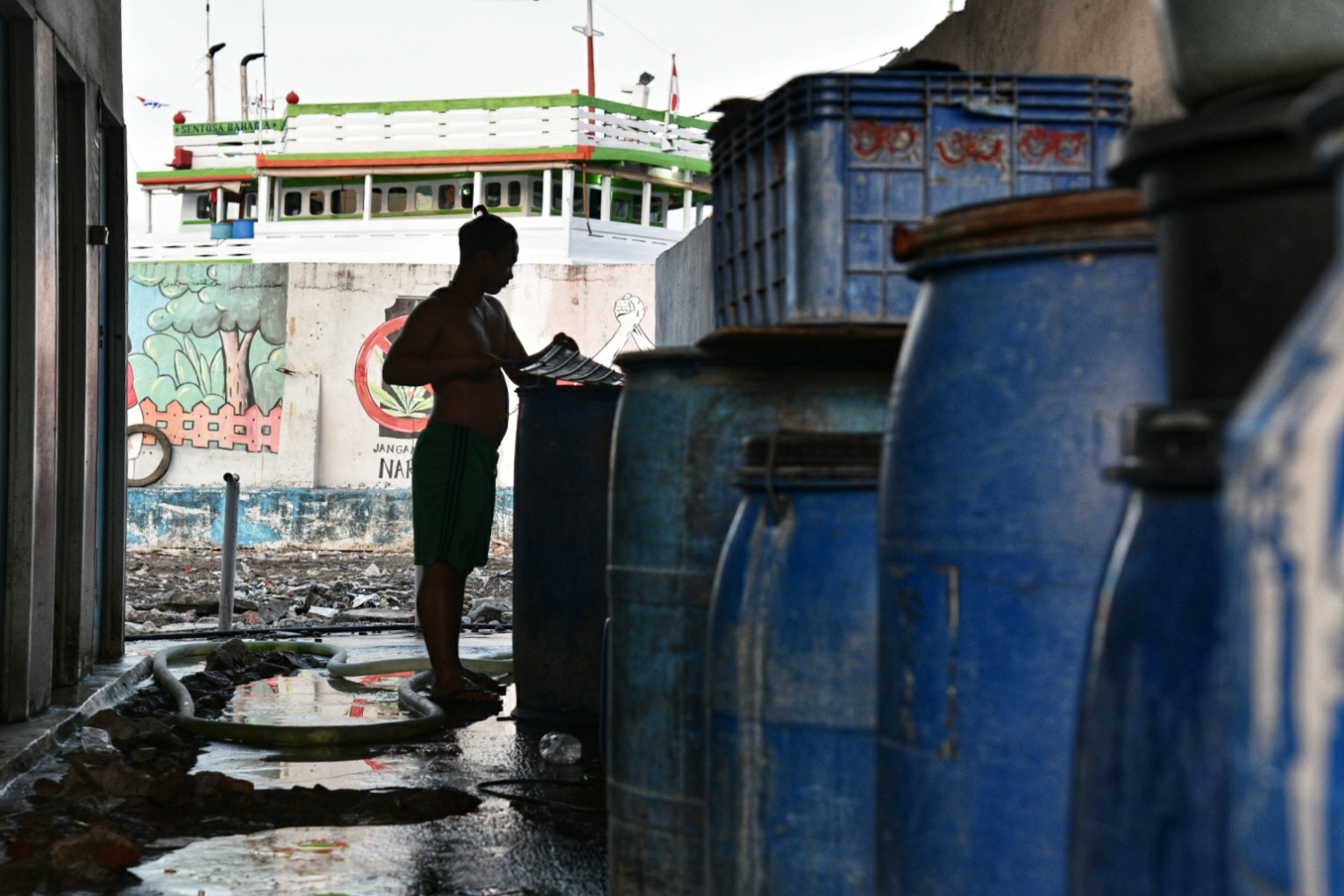 Aktivitas warga di Kampung Akuarium, Penjaringan, Jakarta Utara.