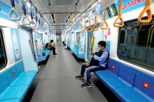 Para penumpang berada di gerbong moda raya terpadu (MRT) di Stasiun MRT Fatmawati, Jakarta