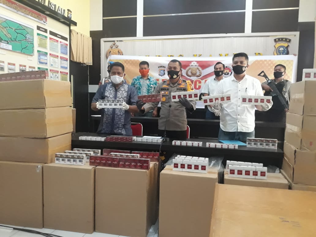 Polres Kampar mengungkap kasus kepemilikan, pengedaran dan penjualan sebanyak 13.720 bungkus rokok illegal tanpa pita cukai.