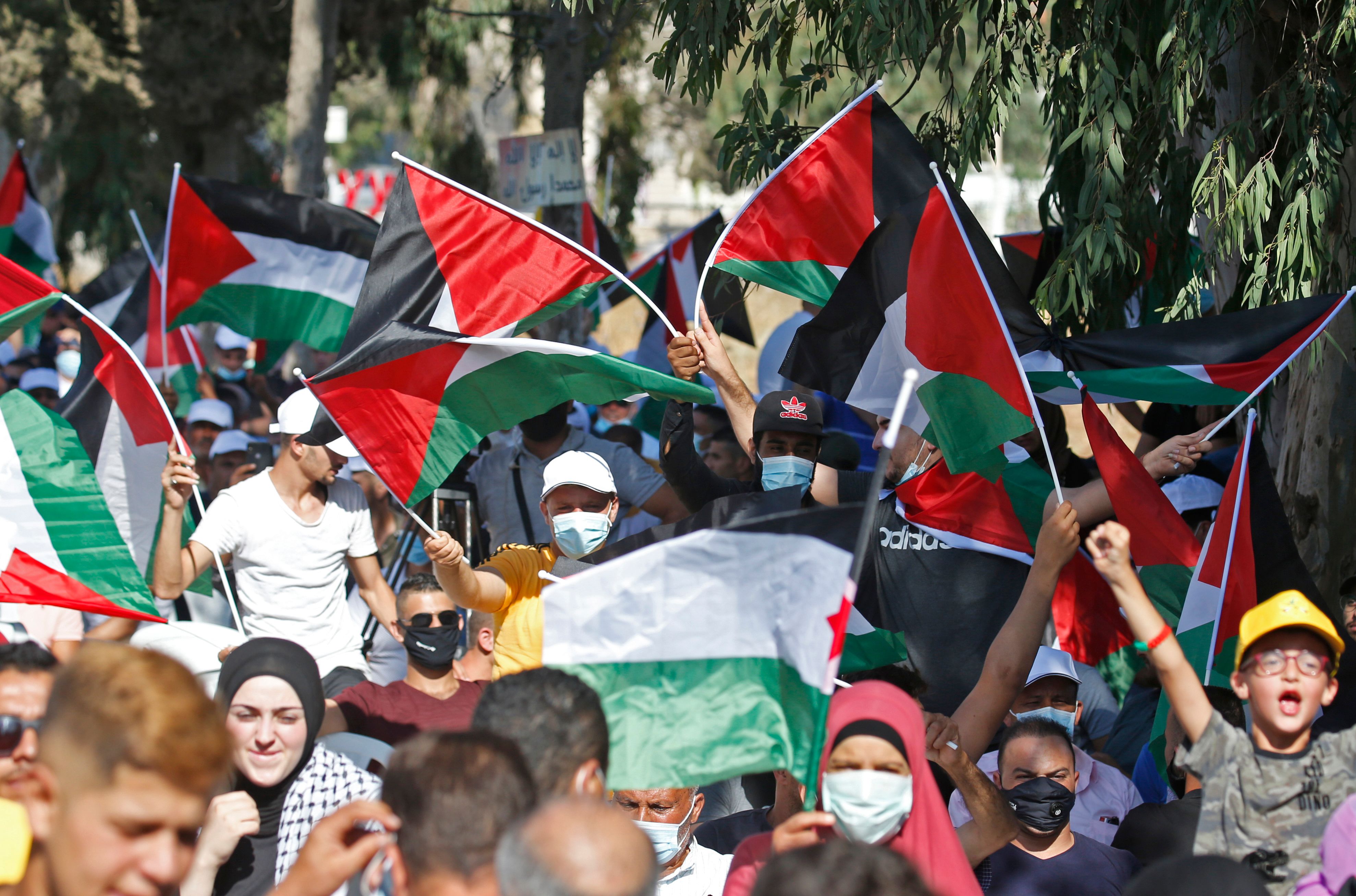 Warga Palestina di Tepi Barat menggelar aksi demonstrasi menolak kesepakatan normalisasi hubungan antara Israel dan UEA.