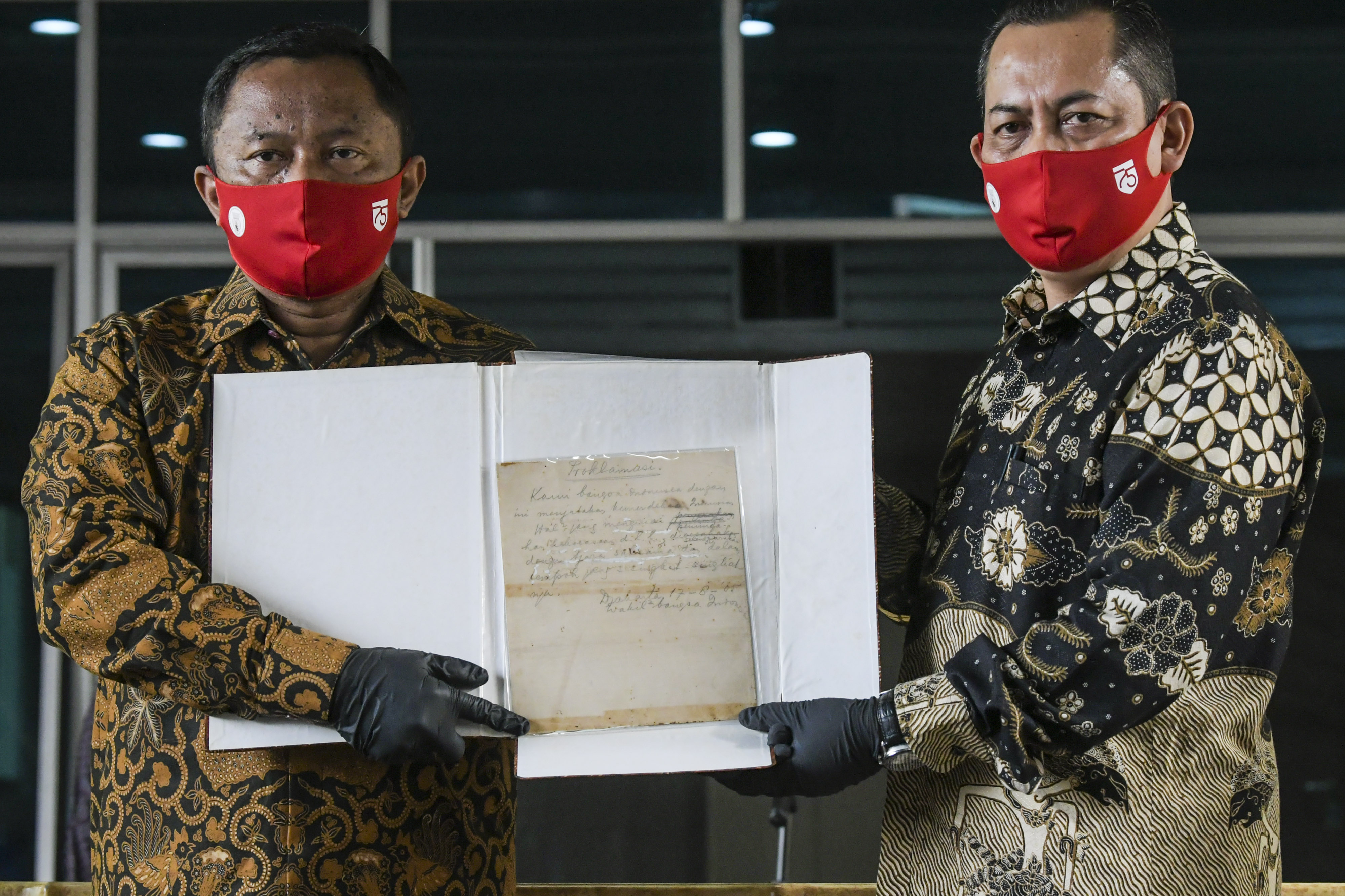 Kepala Biro Umum Setpres Yudhi Wijayanto (kiri) menerima dokumen naskah konsep teks proklamasi dari Direktur Preservasi ANRI Kandar (kanan) 