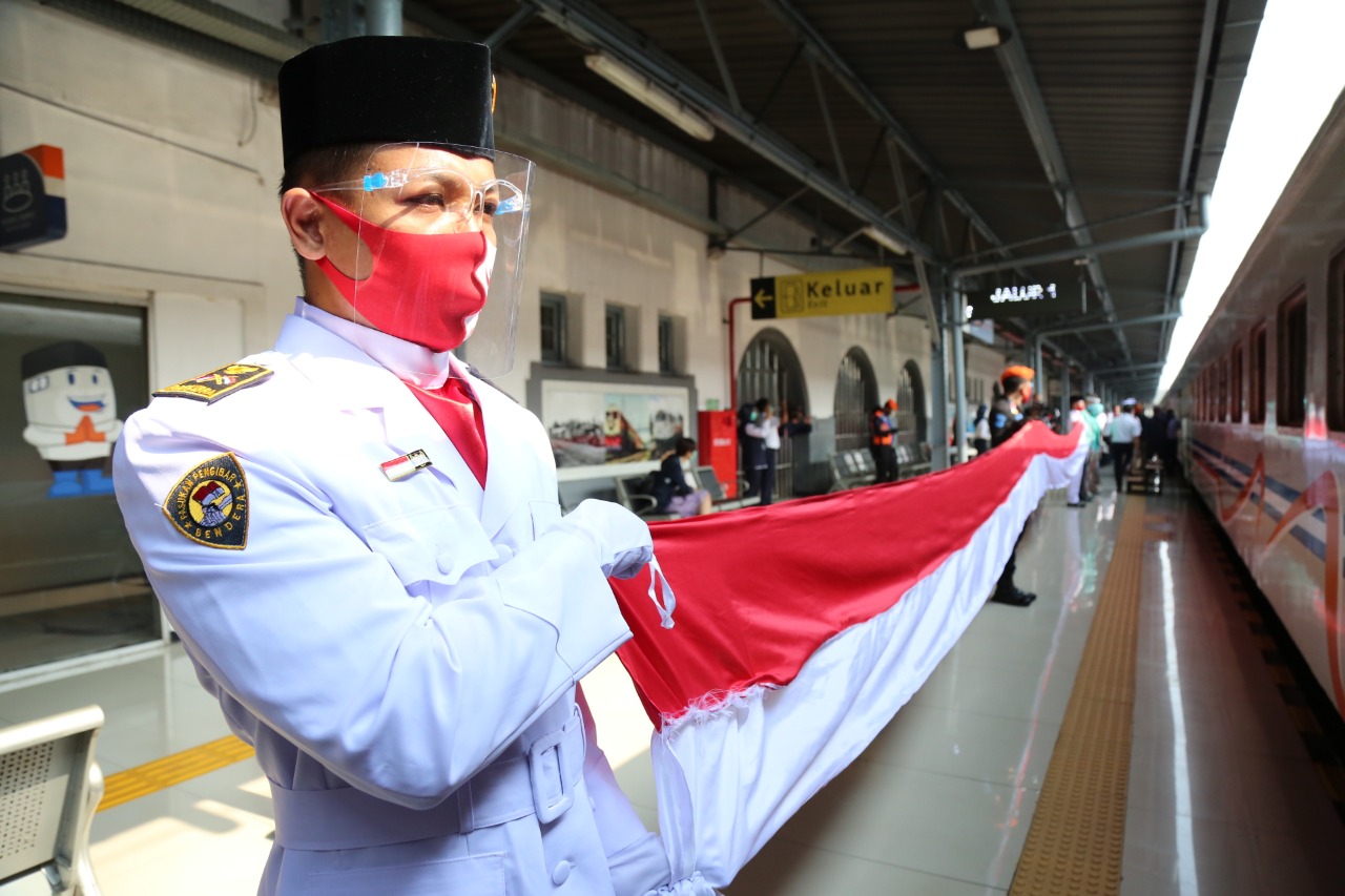 Pembentangan bendera Merah Putih di Stasiun Pasar Senen