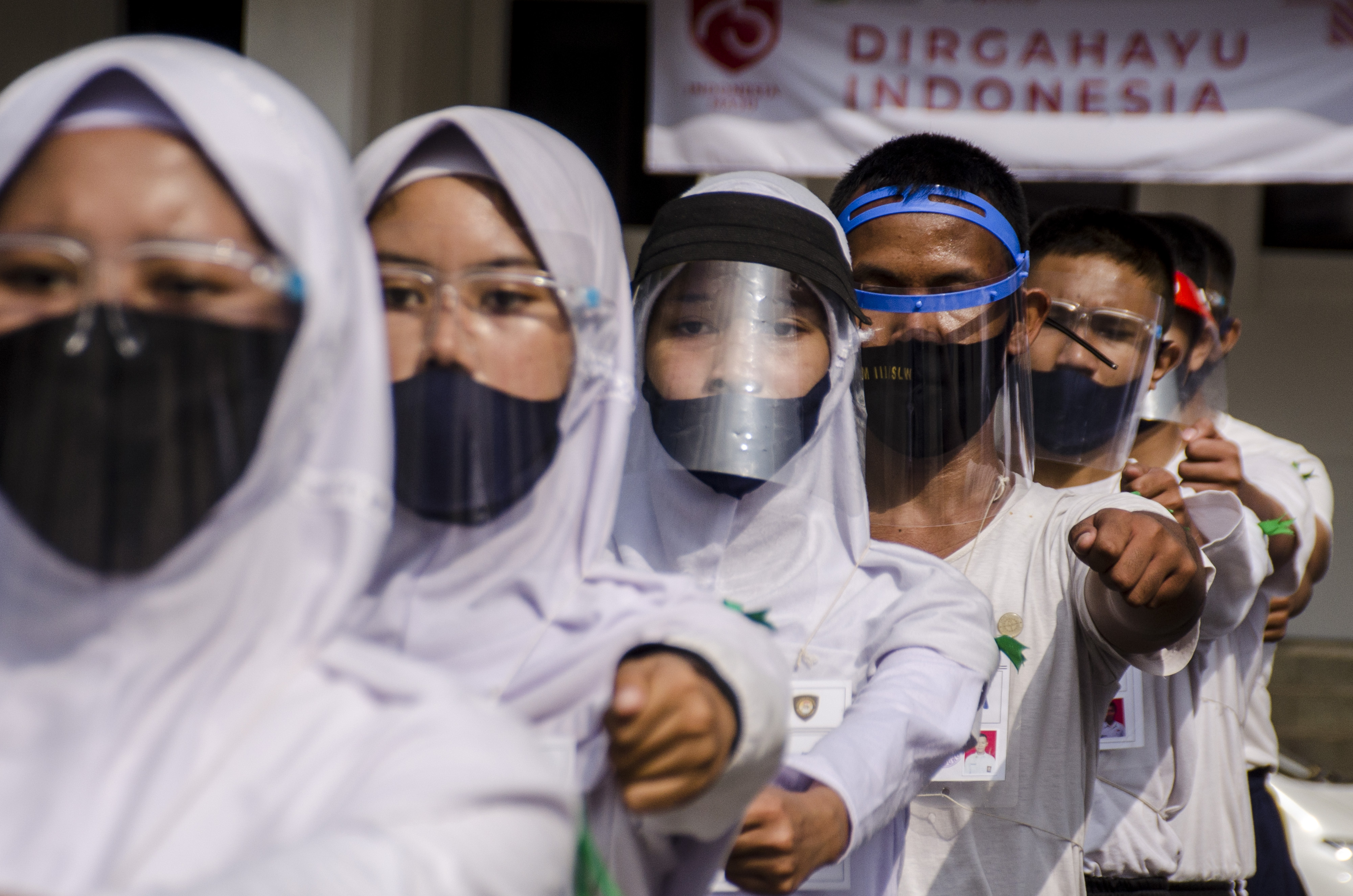 Tim Paskibaraka Kota Bandung melakukan latihan menggunakan masker dan pelindung wajah di Balai Kota Bandung, Jawa Barat.