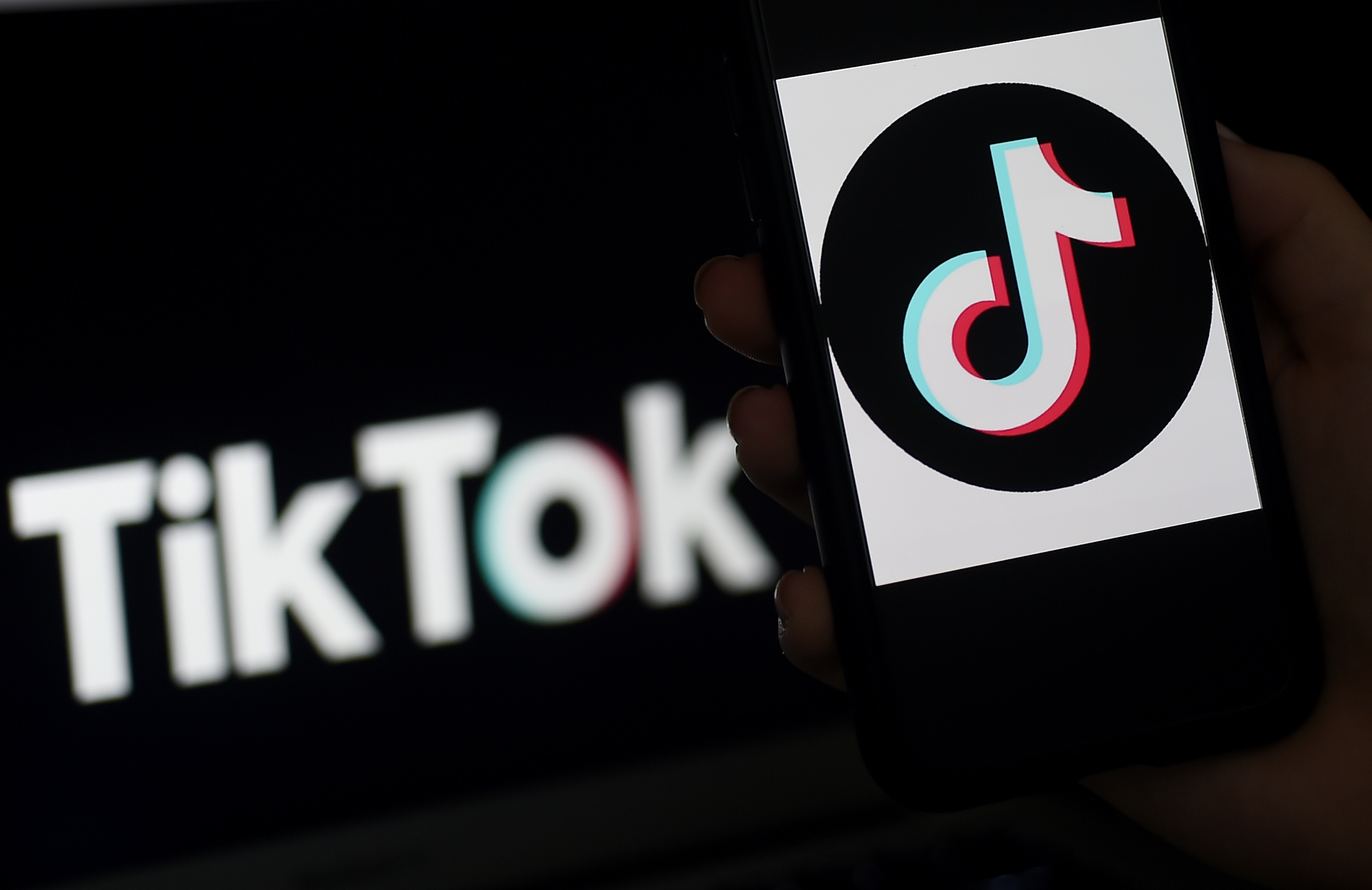 Logo Tiktok terlihat di sebuah ponsel