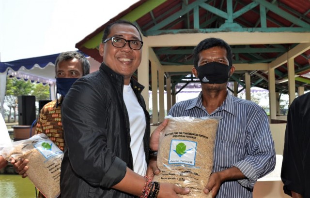 Anggota Komisi IV DPR RI A.A. Bagus Adhi Mahendra Putra (kiri). 