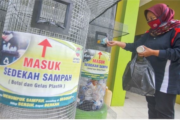 Pegawai Bank Sampah memasukkan sampah plastik sedekah dari warga di Gudang Bank Sampah Ciamis, Kabupaten Ciamis, Jawa Barat, Sabtu (20/6).