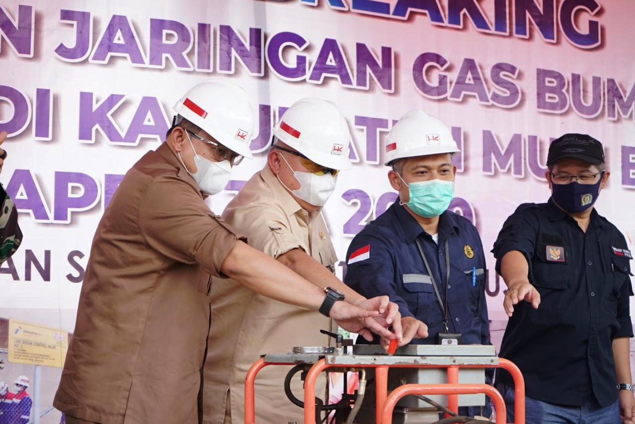 Bupati Muba Dodi Reza Alex Noerdin saat ground breaking pembangunan Jargas Rumah Tangga di Kantor Camat Sungai Lilin, Minggu (16/8).