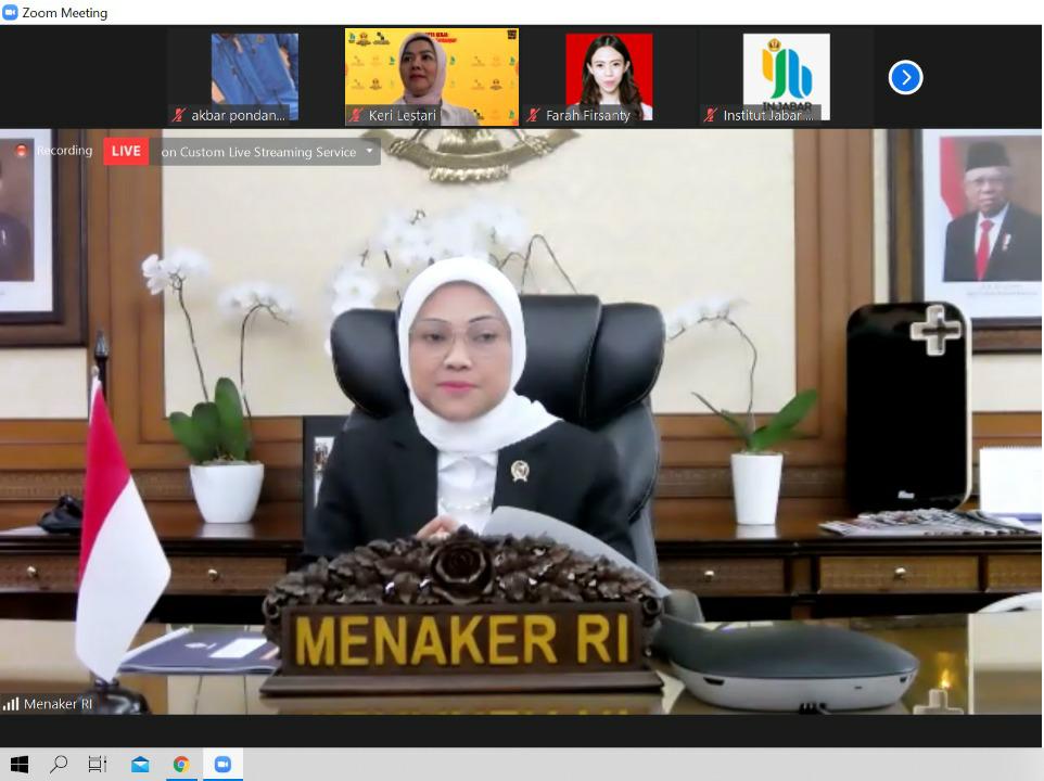 Menaker saat menjadi keynote speaker dalam webinar  bertema 'Peluang dan Tantangan RUU Cipta Kerja' pada Jumat (28/8). 