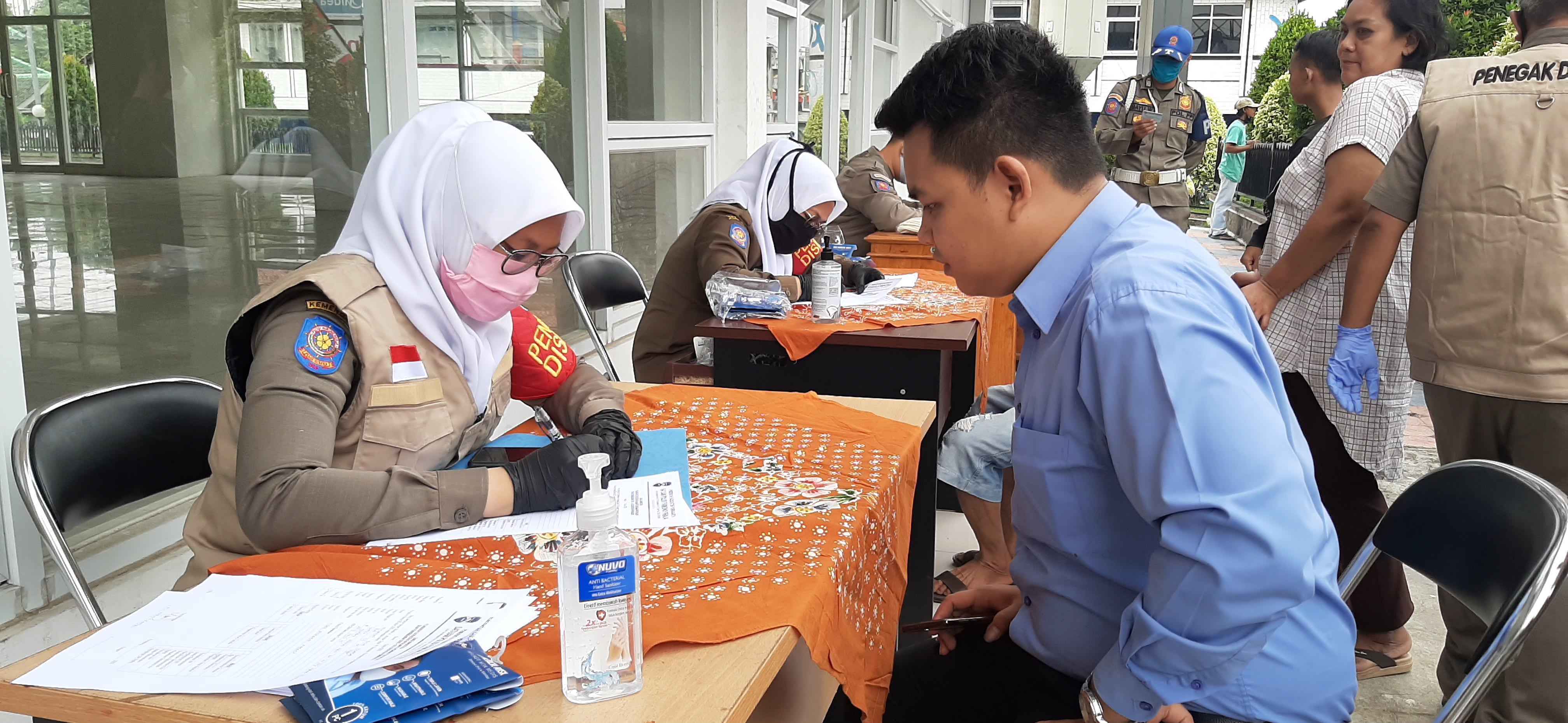  Petugas Satpol PP Kabupaten Purwakarta mendata dan mencatat warga yg terjaring razia masker, Selasa (25/8/2020).