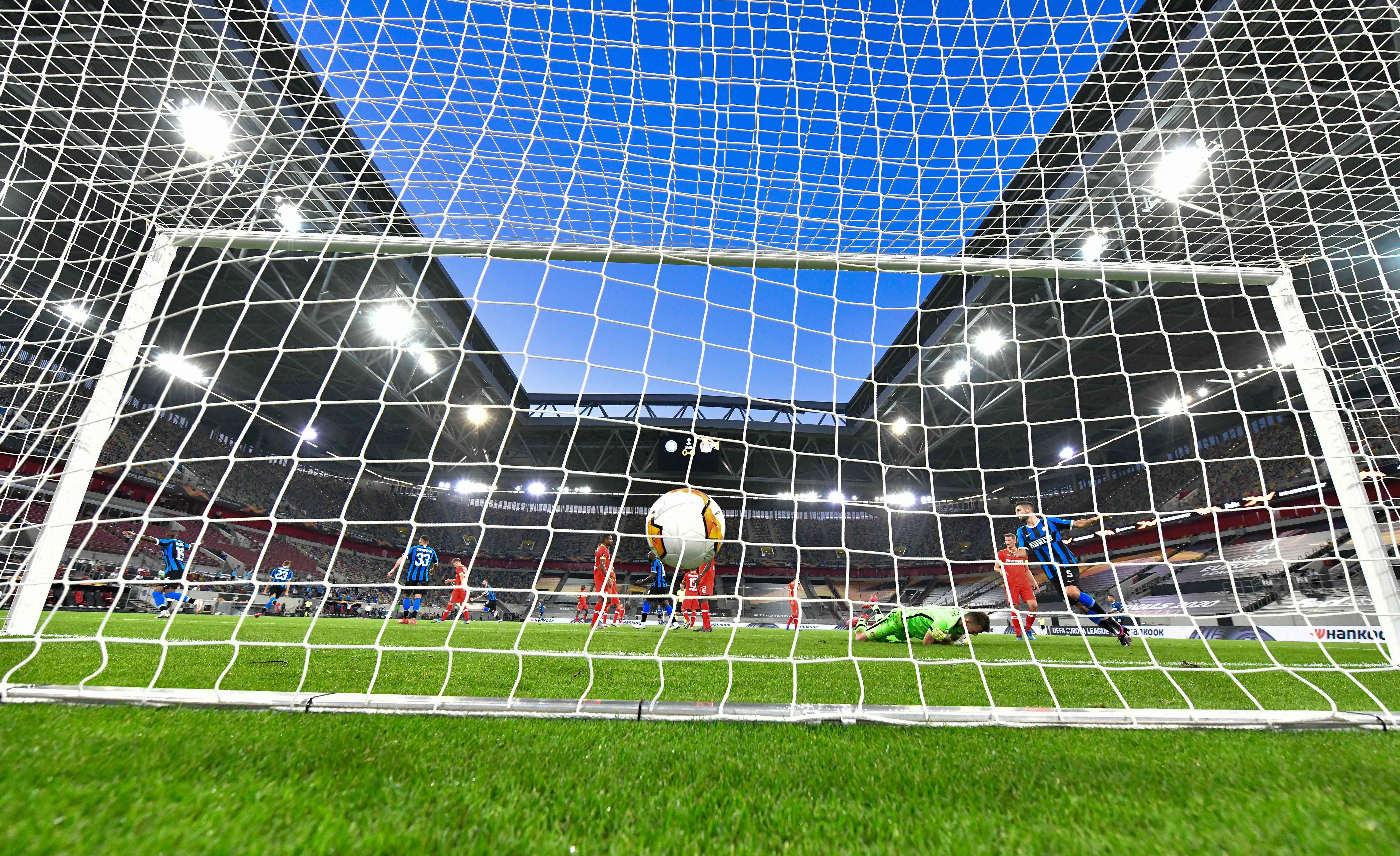 Gelandang Inter Milan Nicolo Barella (dua kiri) mencetak gol ke gawang Bayer Leverkusen di perempat final Liga Europa, Selasa (11/8). 