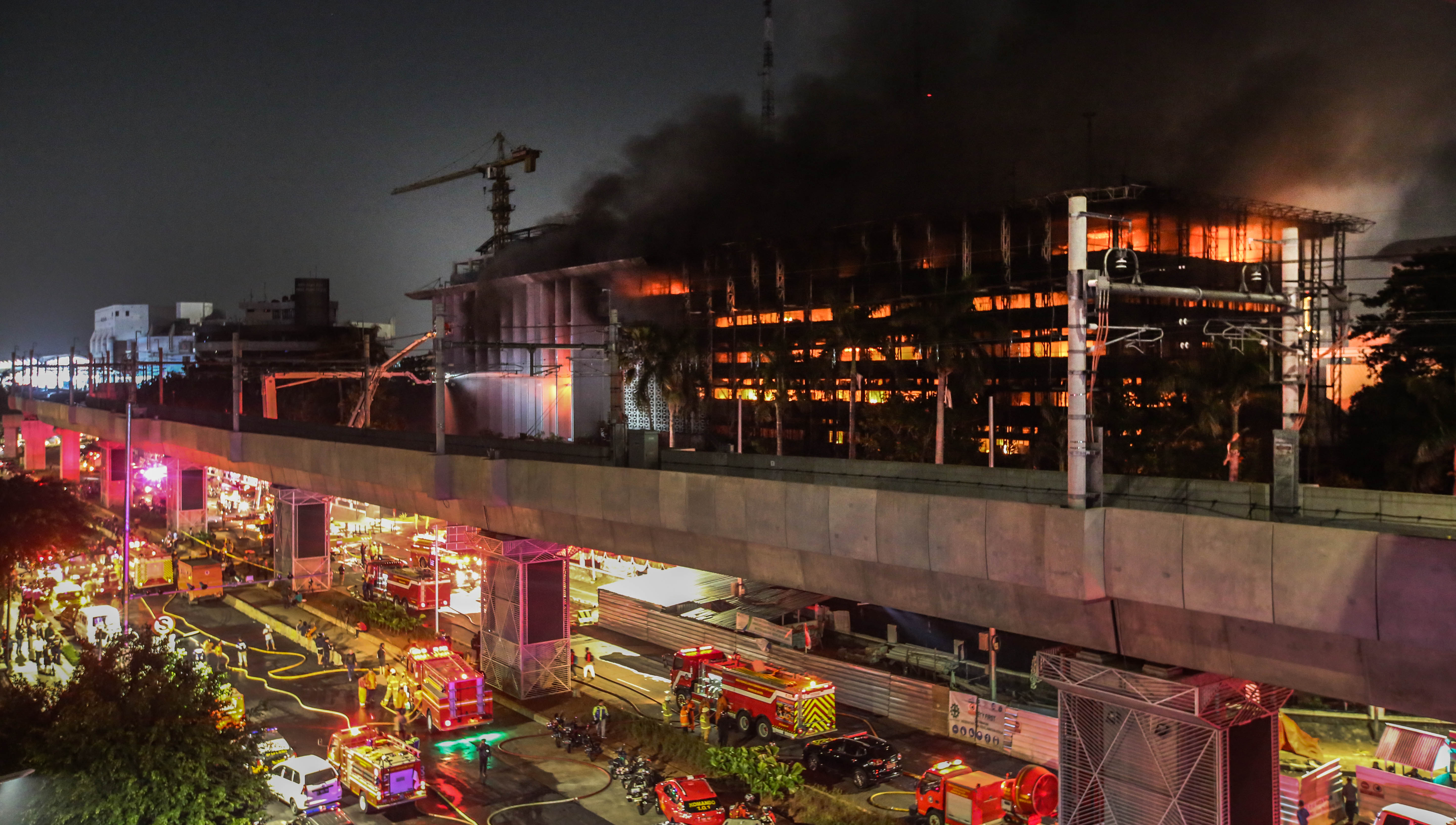 Petugas pemadam kebakaran DKI Jakarta berusaha memadamkan api yang menghanguskan Gedung Utama Kejaksaan Agung (Kejagung) RI, Jakarta, Sabtu 