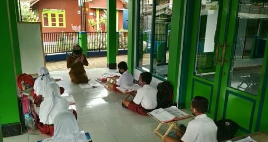 Sejumlah siswa kelas IV Sekolah Dasar Negeri 4 Kertasari telah melakukan kegiatan belajar mengajar tatap muka secara terbatas.