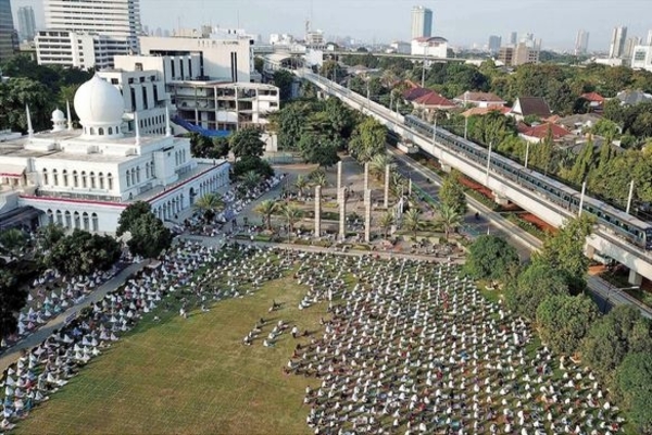 Ribuan warga melaksanakan salat Idul Adha 1441 H di lapangan Masjid Al Azhar, Jakarta, kemarin.