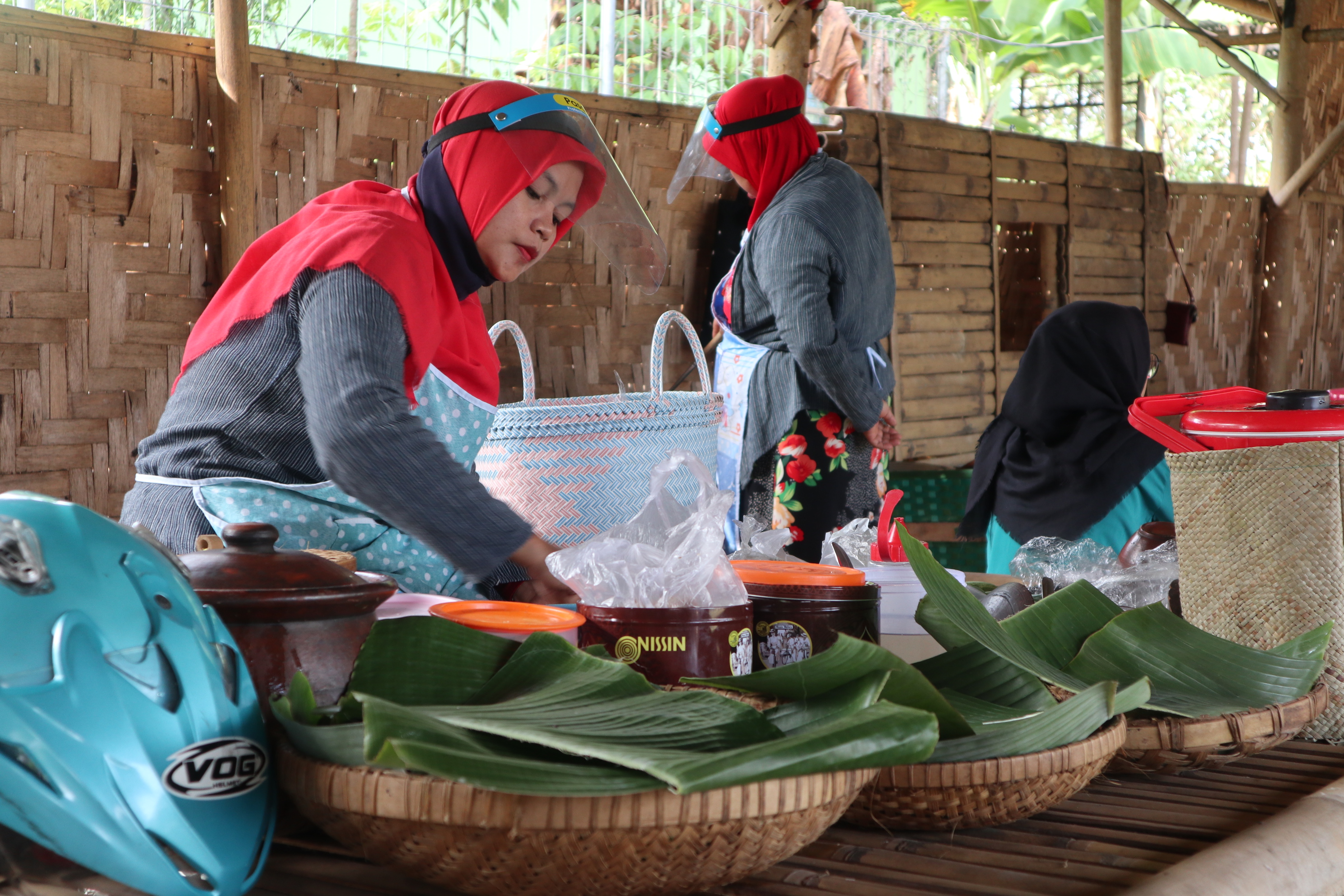Pedagang di Pasar Tani Kontak Tani Nelayan Andalan (KTNA) Temanggung, Jawa Tengah menjaga jarak dan menggunakan peindung wajah.