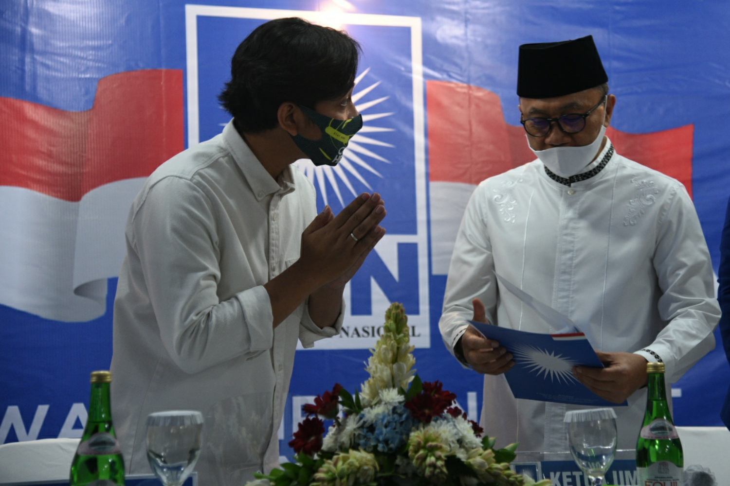 Gibran Rakabuming Raka (kiri) di Komplek Widya Chandra, Jakarta, Rabu (12/8/2020).