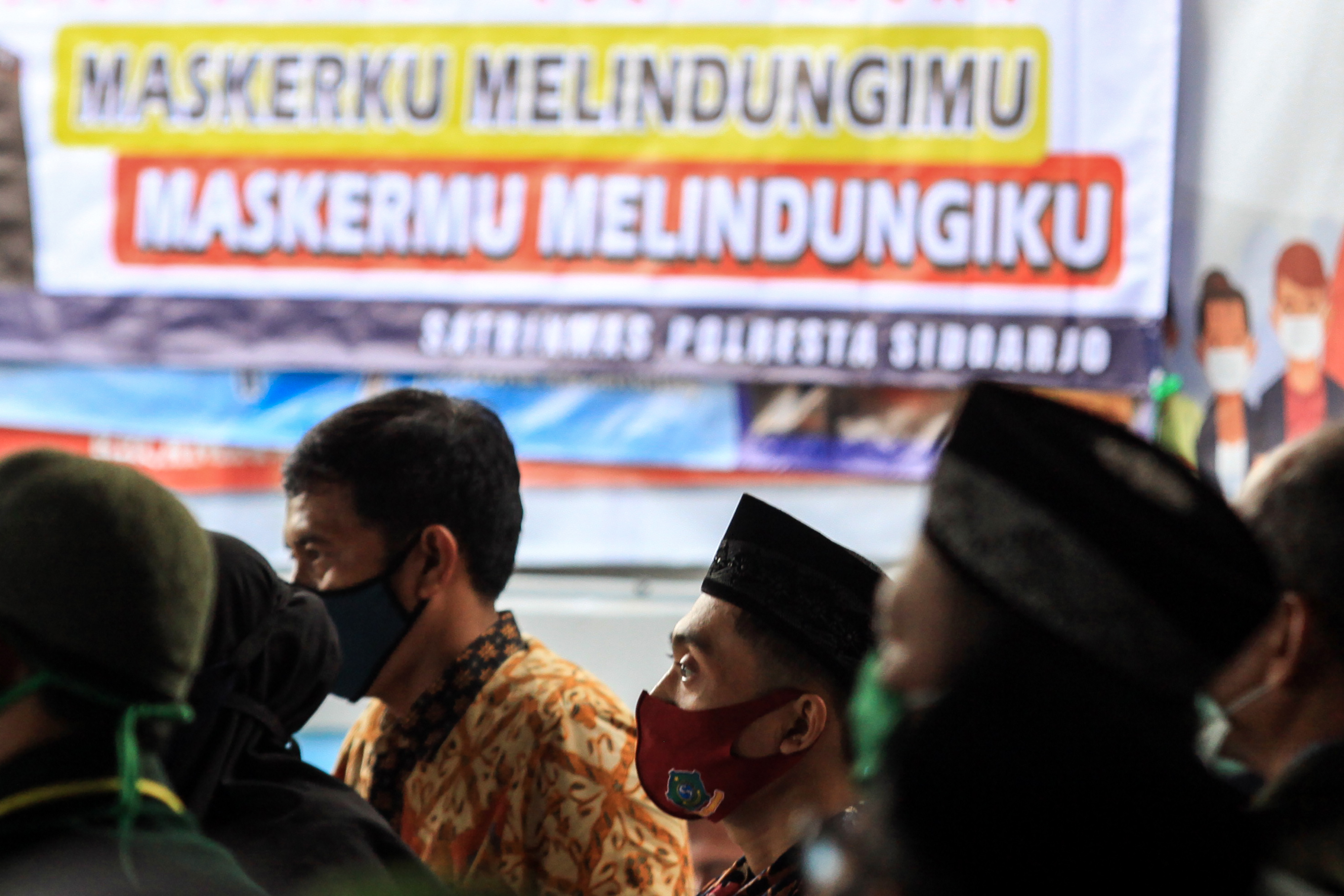 Sejumlah warga  mengikuti acara peluncuran Jatim Bermasker di Balai Desa Pepelegi, Waru, Sidoarjo, Jawa Timur, beberapa waktu lalu.