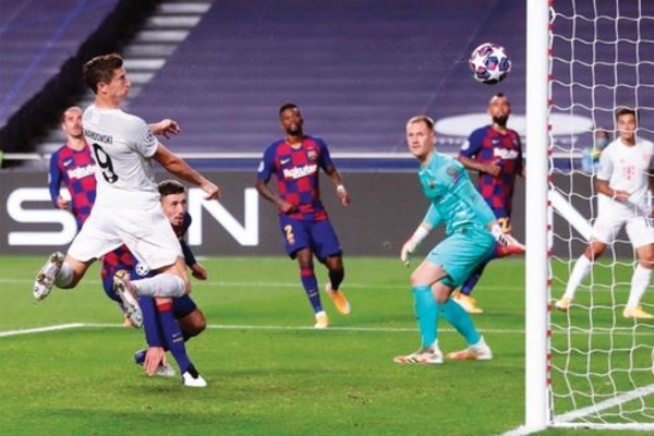 Pemain depan Bayern Muenchen Robert Lewandowski mencetak gol sundulan pada pertandingan sepak bola perempat final Liga Champions, kemarin 