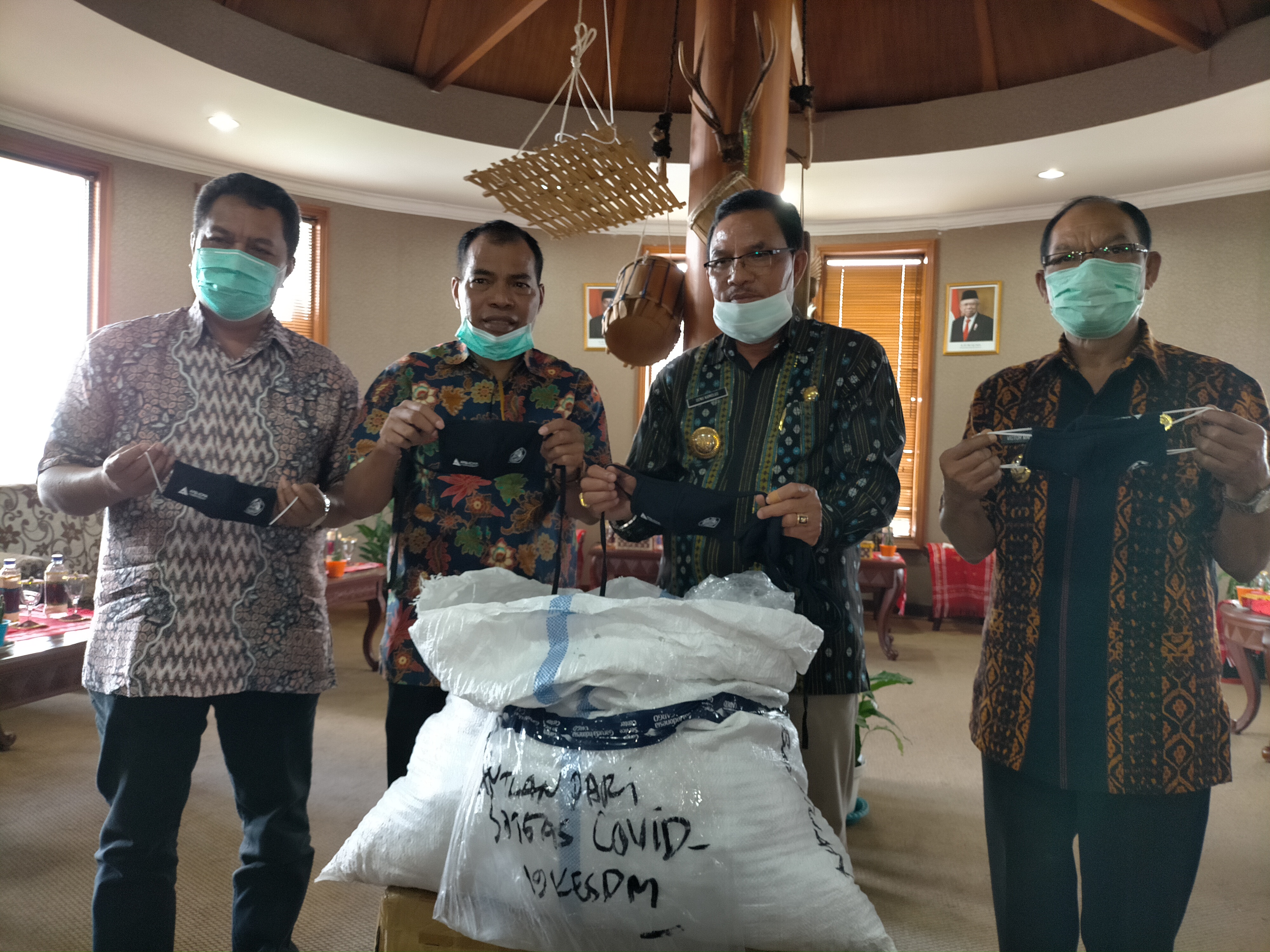 Penyerahan bantuan APD ke Pemkab Manggarai, NTT