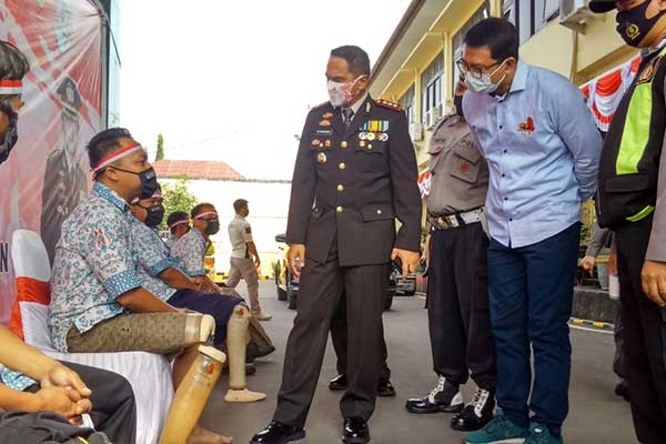 Kapolresta Cirebon Kombes Polisi M Syahduddi (tengah) berbincang dengan warga penyandang disabilitas, di Mapolresta Cirebon, kemarin.