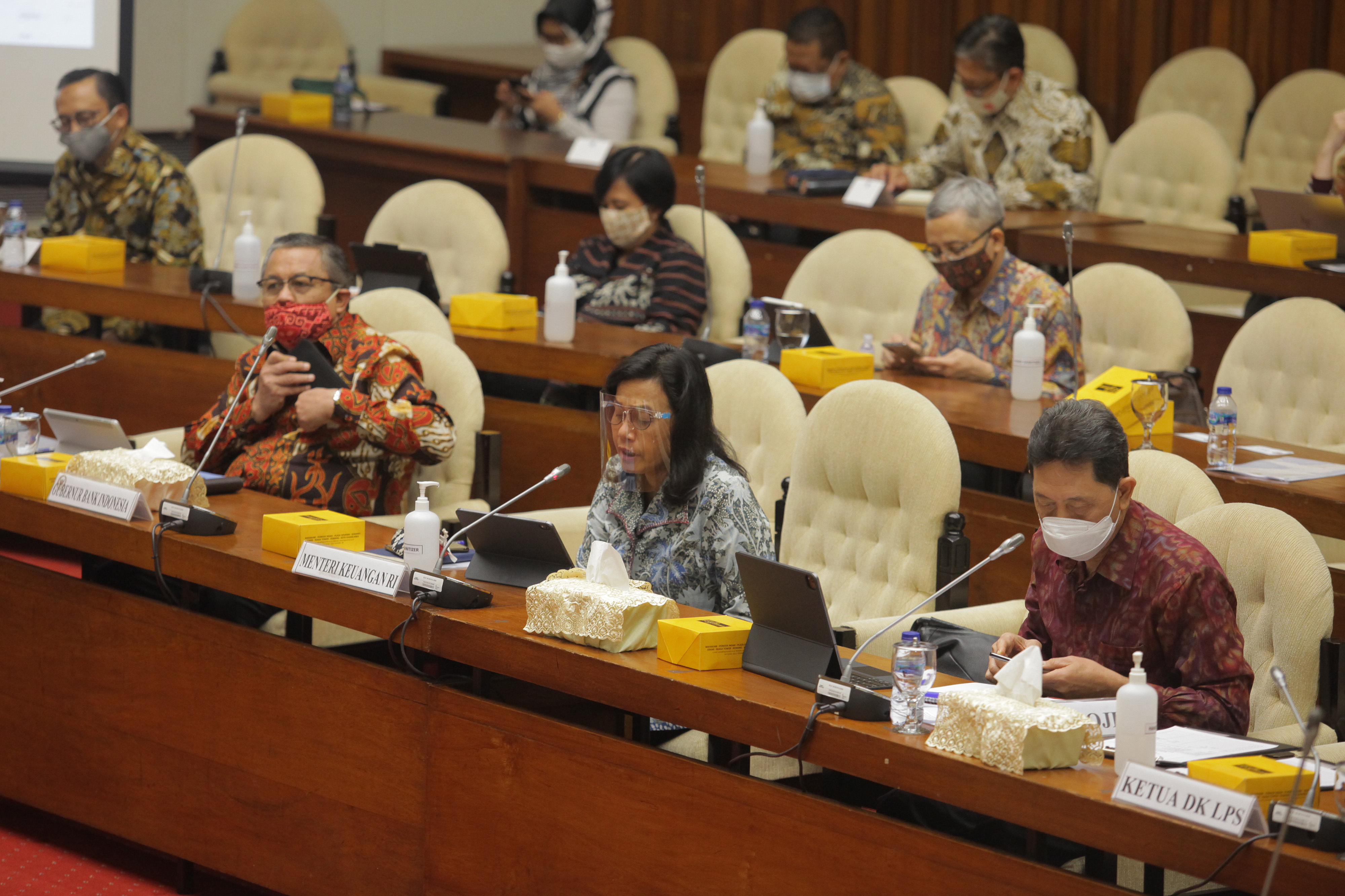 Menteri Keuangan Sri Mulyani (tengah) saat melakukan rapat kerja dengan Komisi XI DPR di Kompleks Parlemen Senayan, Jakarta, Senin (24/8).