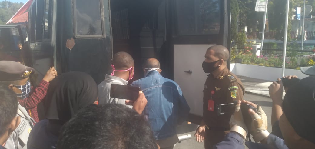 KEPALA Dinas Pekerjaan Umum Kabupaten Ngada, Nusa Tenggara Timur, Silvester Tewe ditahan Kejari Ngada.