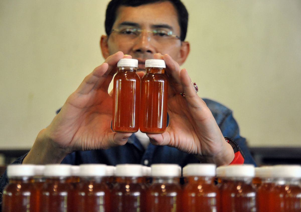 Hadi Pranoto menunjukkan ramuan herbal untuk antibodi COVID-19 