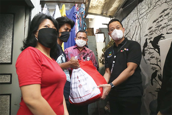 Juliari P Batubara menyerahkan bantuan sosial sembako bersama dengan Ketua Komisi Pemberantasan Korupsi (KPK) Firli Bahuri di Jakarta