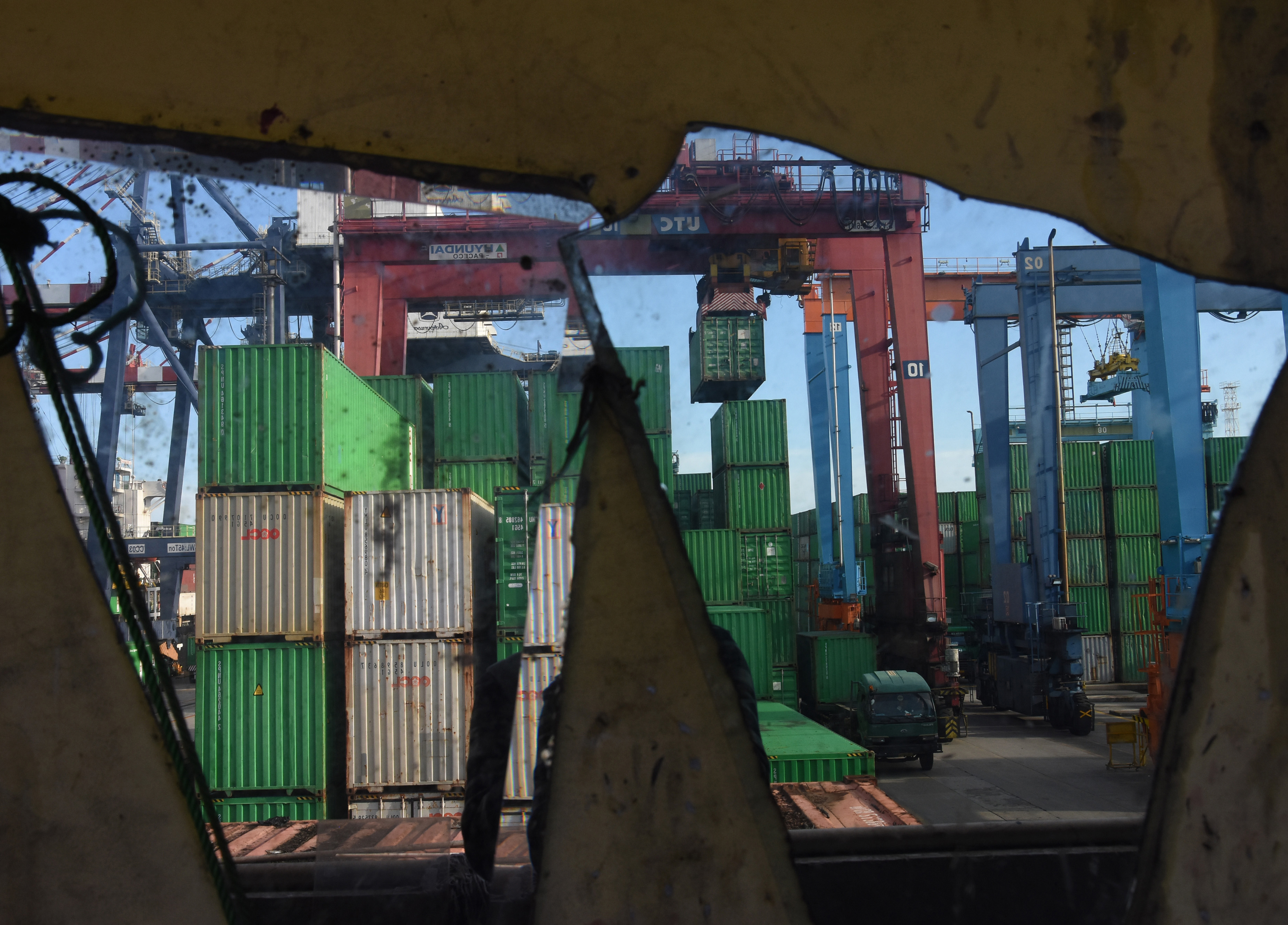 Suasana aktivitas bongkar muat peti kemas di Pelabuhan Tanjung Priok, Jakarta, Jumat (21/2).