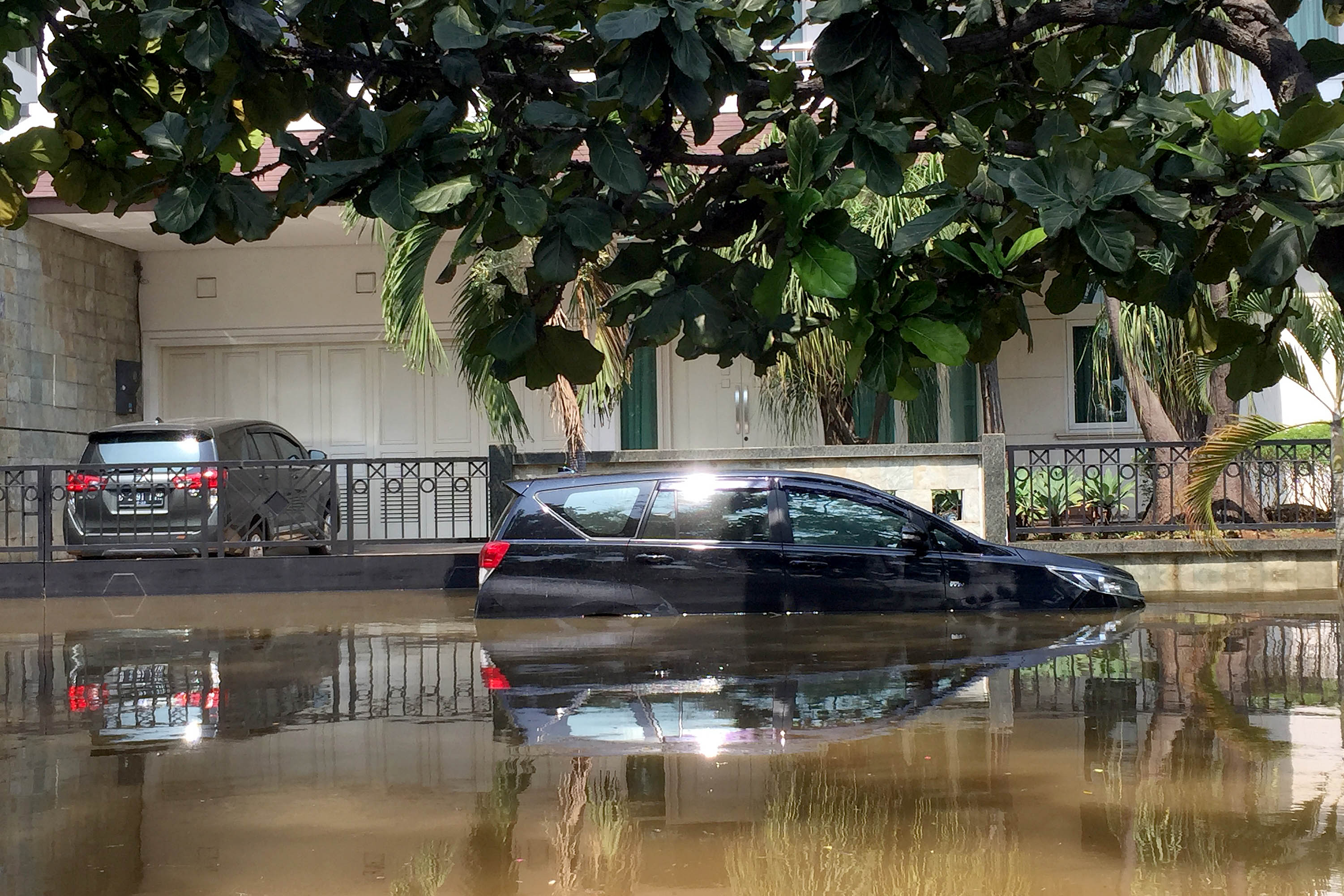 Banjiri di kompleks perumahan mewah, Pantai Mutiara, Pluit, Jakarta 