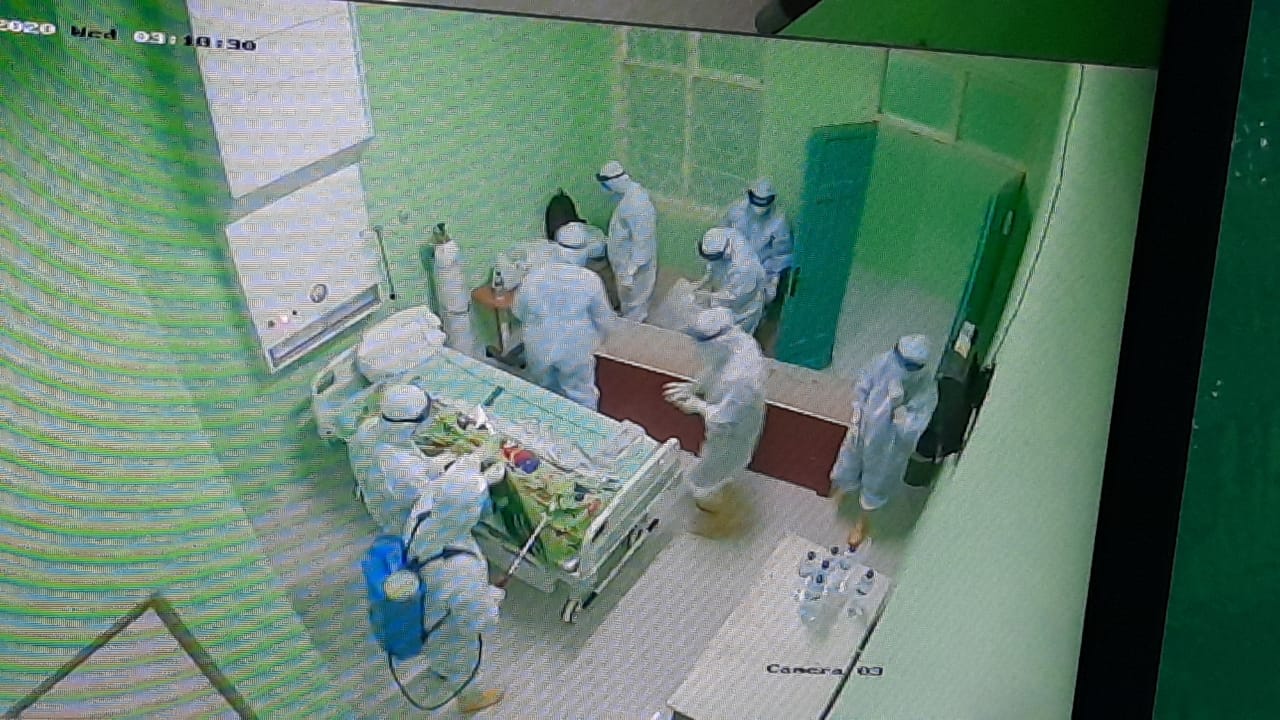 Prosesi pemusalaran jenazah pasien covid-19  RSUD dr Soekardjo dipantau melalui CCTV, Kamis (20/8/2020).