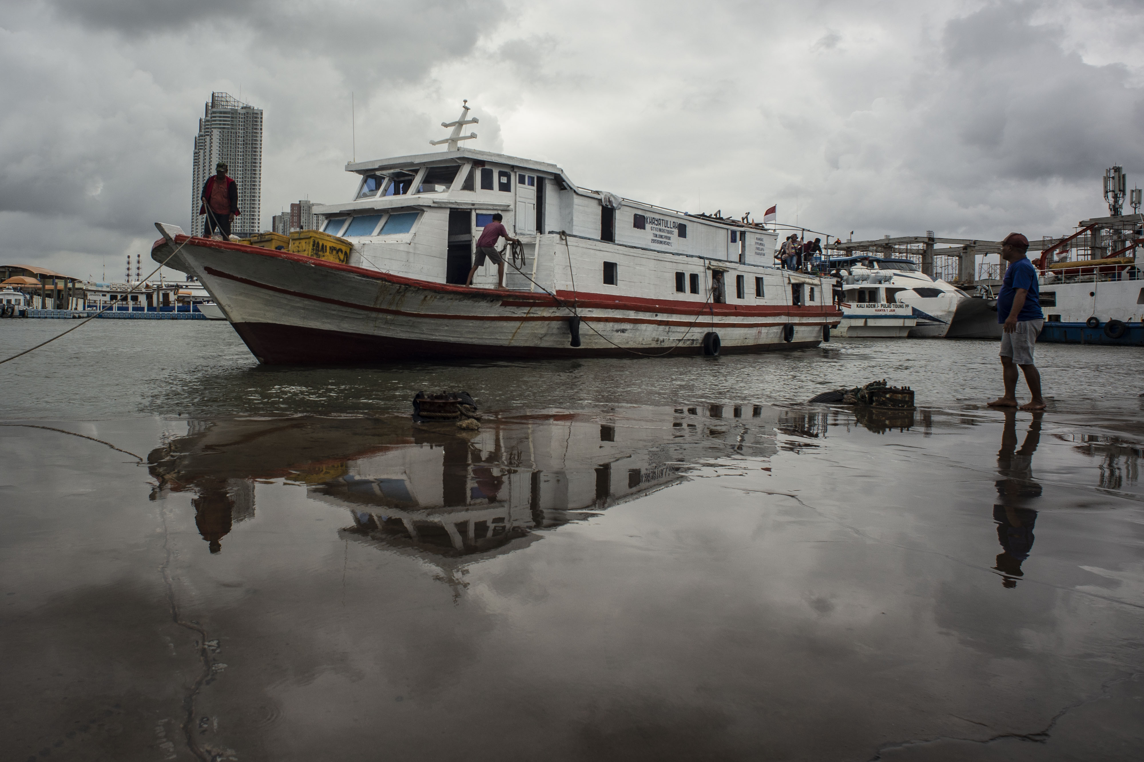 Warga beraktivitas di Pelabuhan Kali Adem, Muara Angke, salah satu wilayah yang berpotensi dilanda banjir rob