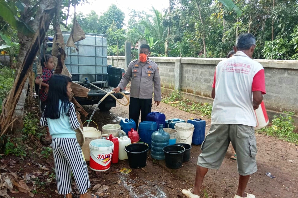 Kapolsek Cineam Polresta Tasikmalaya AKP Semiyono salurkan air bersih di Kampung Neglasari, Desa Cijulang, menggunakan mobil patroli.