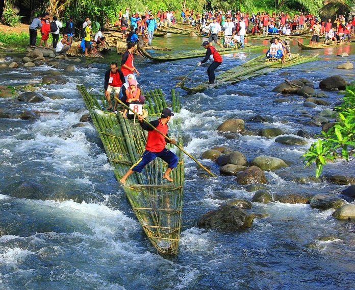Festival arung jeram dengan bambu di Sungai Amandit, Kecamatan Loksado, Kabupaten Hulu Sungai Selatan, Kalimantan Selatan.