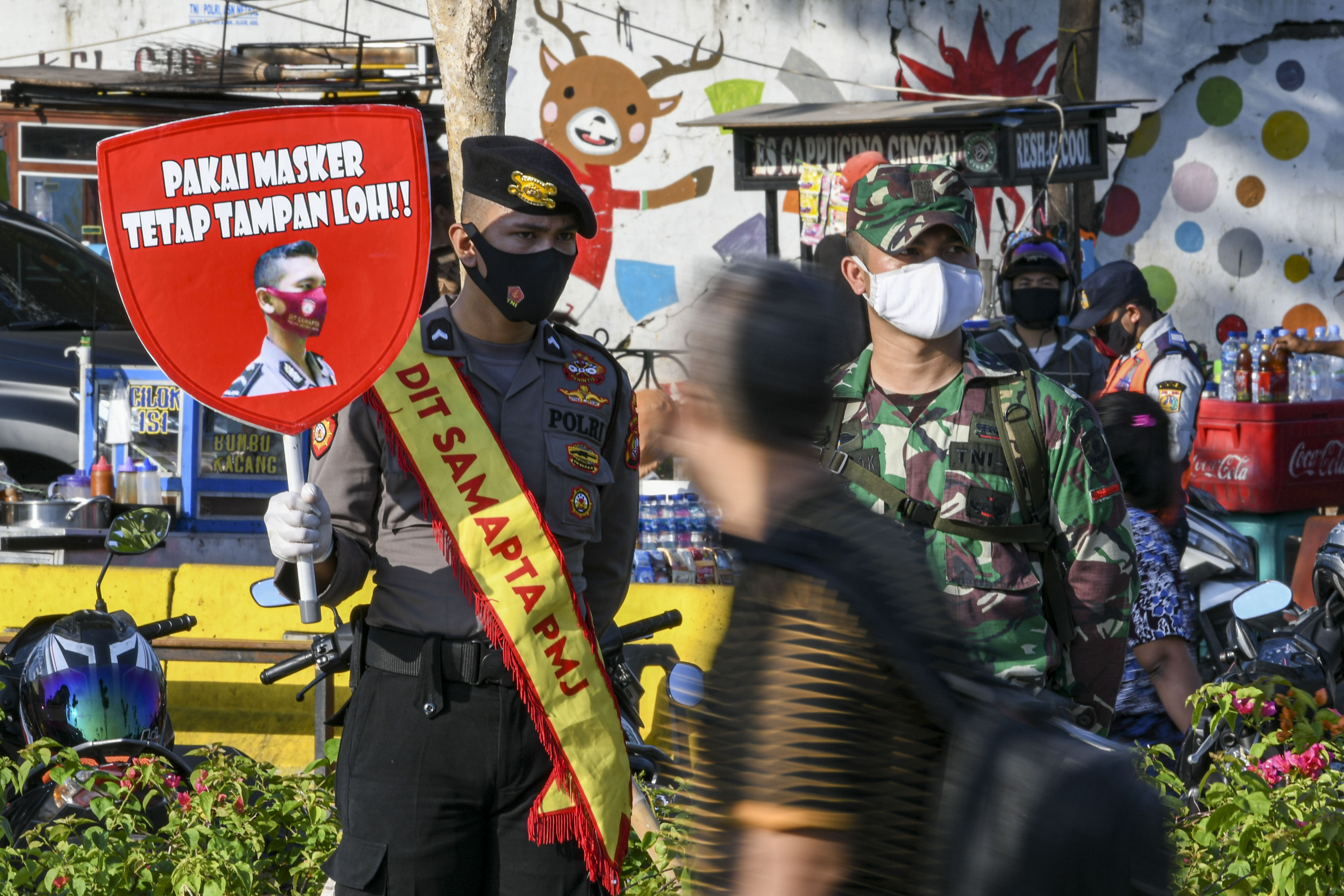 Prajurit TNI/Polri melakukan sosialisasi penerapan protokol kesehatan di Stasiun Tanah Abang, Jakarta