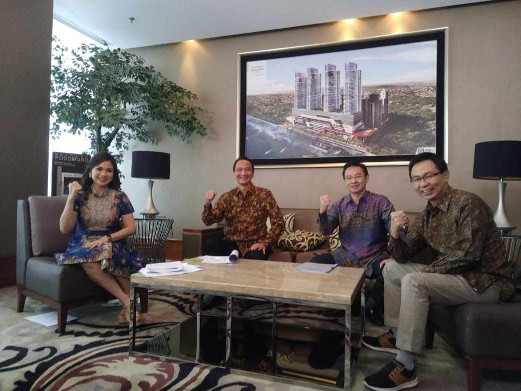 Marketing Director Agung Podomoro Group Agung Wirajaya (kedua dari kiri), pada acara media gathering.