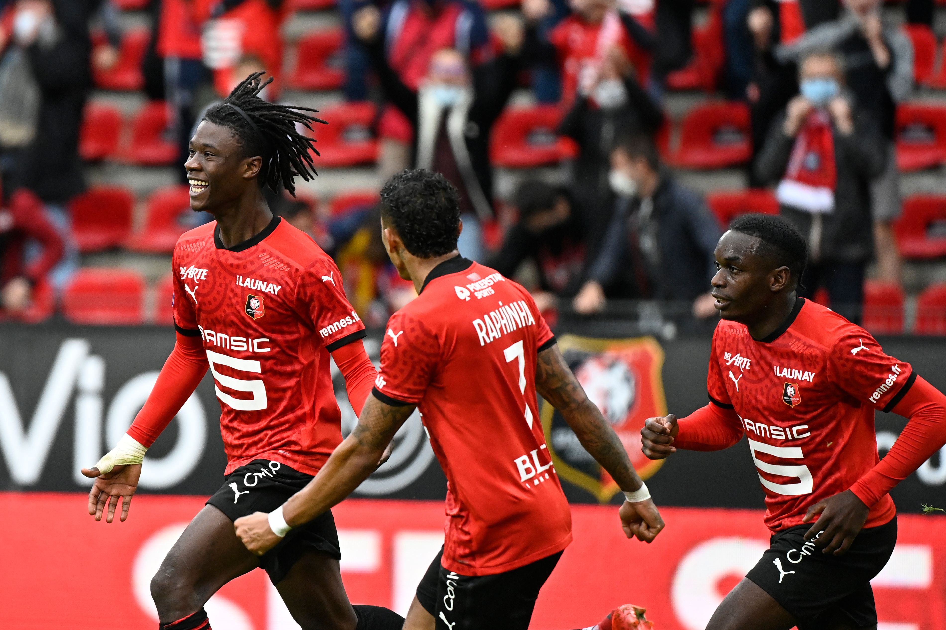 Gelandang Rennes Eduardo Camavinga (kiri) melakukan selebrasi usai mencetak gol ke gawang Montpellier di laga lanjutan Ligue 1.