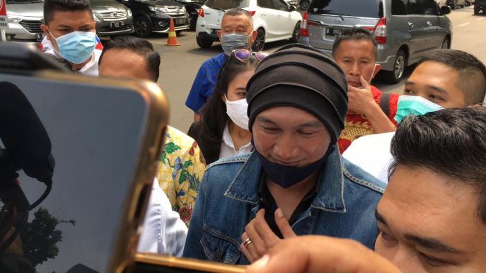 Erdian Aji Prihartanto alias Anji saat tiba di Polda Metro Jaya