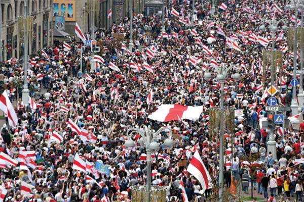 Pendukung oposisi berunjuk rasa memprotes hasil pemilihan presiden di Minsk, Belarusia